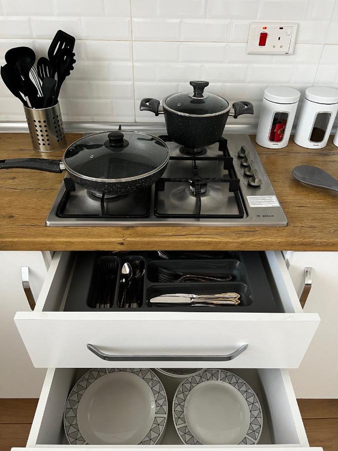 Stylish 3 Bedroom Apartment In 키레니아 외부 사진
